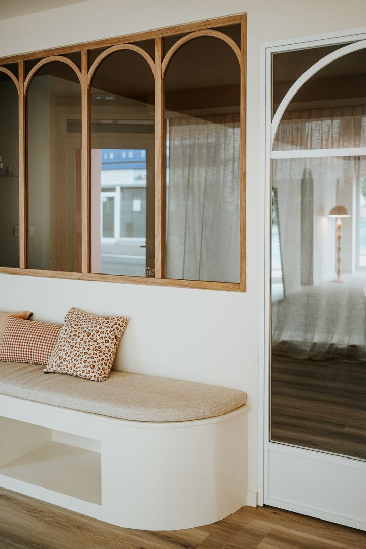 La banquette arrondie et la verrière en bois cintré du studio